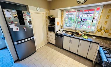 Casa 7 ambientes con parque y pileta venta Burzaco