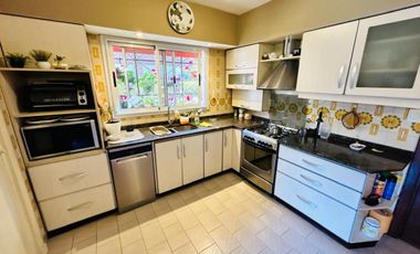 Casa 7 ambientes con parque y pileta venta Burzaco
