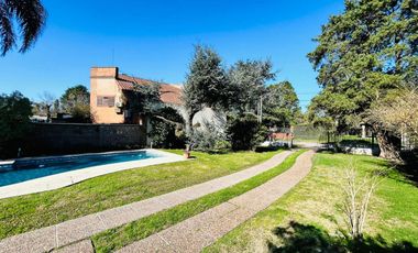Casa 7 ambientes con parque y pileta venta Burzaco