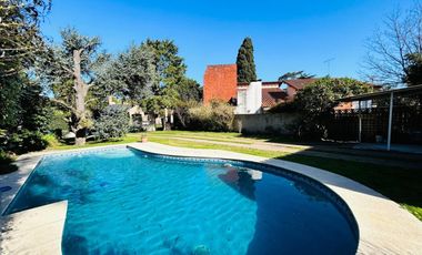 Casa 7 ambientes con parque y pileta venta Burzaco