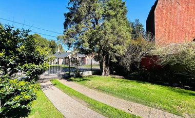 Casa 7 ambientes con parque y pileta venta Burzaco