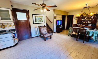 Casa 7 ambientes con parque y pileta venta Burzaco