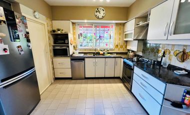 Casa 7 ambientes con parque y pileta venta Burzaco