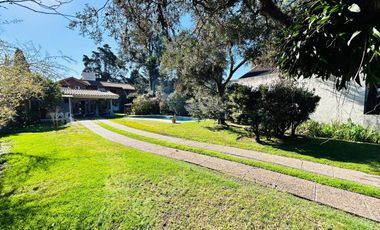 Casa 7 ambientes con parque y pileta venta Burzaco