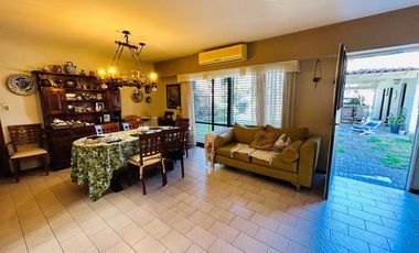 Casa 7 ambientes con parque y pileta venta Burzaco