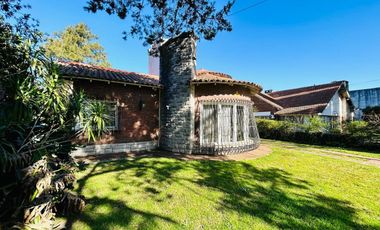 Casa 7 ambientes con parque y pileta venta Burzaco