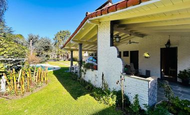 Casa 7 ambientes con parque y pileta venta Burzaco