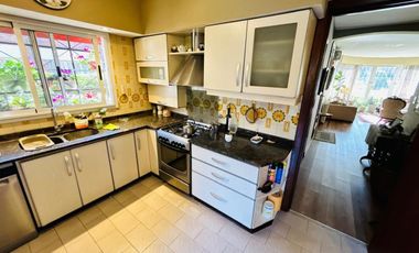 Casa 7 ambientes con parque y pileta venta Burzaco