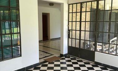 CASA CON PILETA Y GRAN TERRENO EN B° JORGE NEWBERY