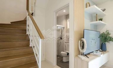 Garden Lover's Delight: 4-BR Townhome