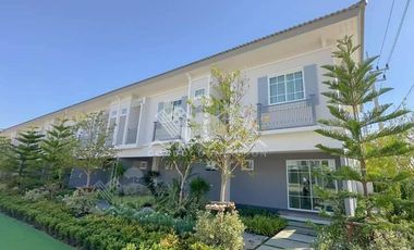 Garden Lover's Delight: 4-BR Townhome