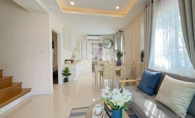 Garden Lover's Delight: 4-BR Townhome