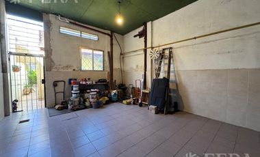 Venta casa para dos familias con local en Villa Dominco