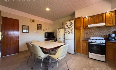 Venta casa para dos familias con local en Villa Dominco