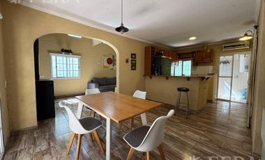 Venta casa para dos familias con local en Villa Dominco