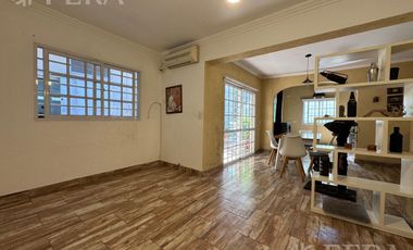 Venta casa para dos familias con local en Villa Dominco