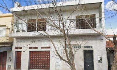 Venta casa para dos familias con local en Villa Dominco