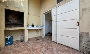 Venta casa para dos familias con local en Villa Dominco