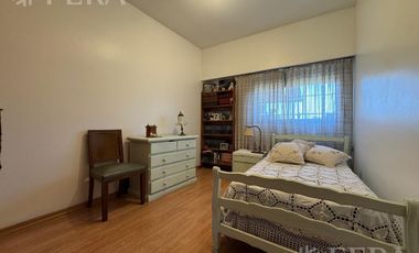 Venta casa para dos familias con local en Villa Dominco