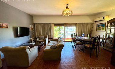 Venta casa para dos familias con local en Villa Dominco