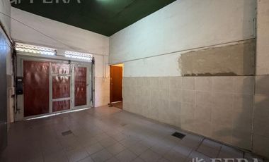 Venta casa para dos familias con local en Villa Dominco