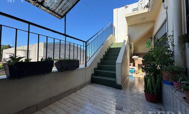 Venta casa para dos familias con local en Villa Dominco