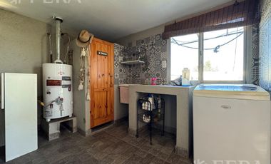 Venta casa para dos familias con local en Villa Dominco