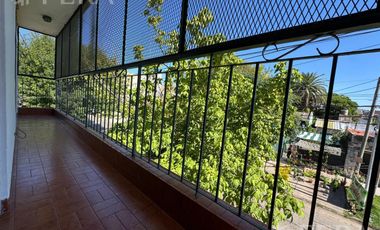 Venta casa para dos familias con local en Villa Dominco