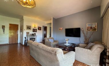 Venta casa para dos familias con local en Villa Dominco