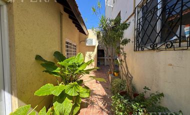 Venta casa para dos familias con local en Villa Dominco