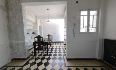 NUEVAS CONDICIONES, Chalet sobre Belgrano 1195 con patio