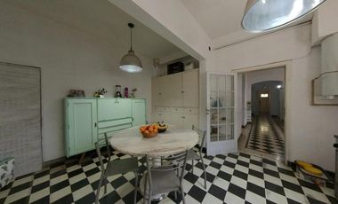 NUEVAS CONDICIONES, Chalet sobre Belgrano 1195 con patio