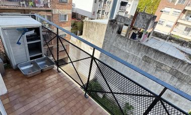 Departamento tres ambientes con cochera en alquiler