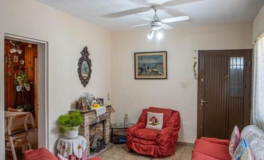 Hermosa Casa con 2 dormitorios, cochera y amplio patio en Banfield Este. APTA CRÉDITO!