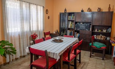 Hermosa Casa con 2 dormitorios, cochera y amplio patio en Banfield Este. APTA CRÉDITO!