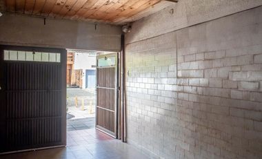 Hermosa Casa con 2 dormitorios, cochera y amplio patio en Banfield Este. APTA CRÉDITO!