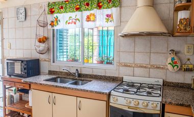 Hermosa Casa con 2 dormitorios, cochera y amplio patio en Banfield Este. APTA CRÉDITO!