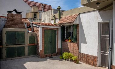 Hermosa Casa con 2 dormitorios, cochera y amplio patio en Banfield Este. APTA CRÉDITO!