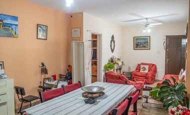 Hermosa Casa con 2 dormitorios, cochera y amplio patio en Banfield Este. APTA CRÉDITO!
