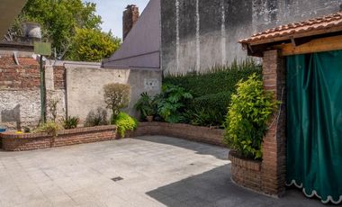 Hermosa Casa con 2 dormitorios, cochera y amplio patio en Banfield Este. APTA CRÉDITO!