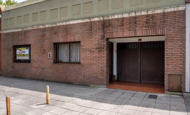 Hermosa Casa con 2 dormitorios, cochera y amplio patio en Banfield Este. APTA CRÉDITO!
