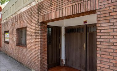 Hermosa Casa con 2 dormitorios, cochera y amplio patio en Banfield Este. APTA CRÉDITO!