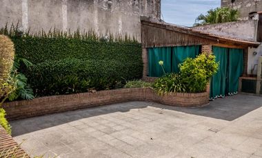 Hermosa Casa con 2 dormitorios, cochera y amplio patio en Banfield Este. APTA CRÉDITO!