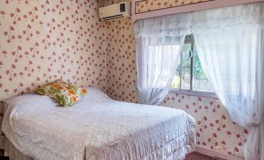 Hermosa Casa con 2 dormitorios, cochera y amplio patio en Banfield Este. APTA CRÉDITO!