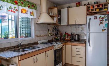 Hermosa Casa con 2 dormitorios, cochera y amplio patio en Banfield Este. APTA CRÉDITO!