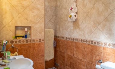 Hermosa Casa con 2 dormitorios, cochera y amplio patio en Banfield Este. APTA CRÉDITO!