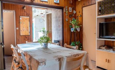 Hermosa Casa con 2 dormitorios, cochera y amplio patio en Banfield Este. APTA CRÉDITO!