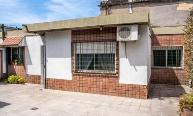 Hermosa Casa con 2 dormitorios, cochera y amplio patio en Banfield Este. APTA CRÉDITO!