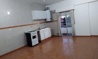Departamento 3 amb. al fenten con balcon en alquiler