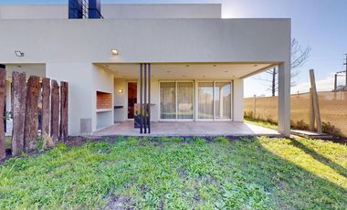 CASA EN VENTA EN LA PLATA GORINA 3 DORMITORIOS TERRAZA